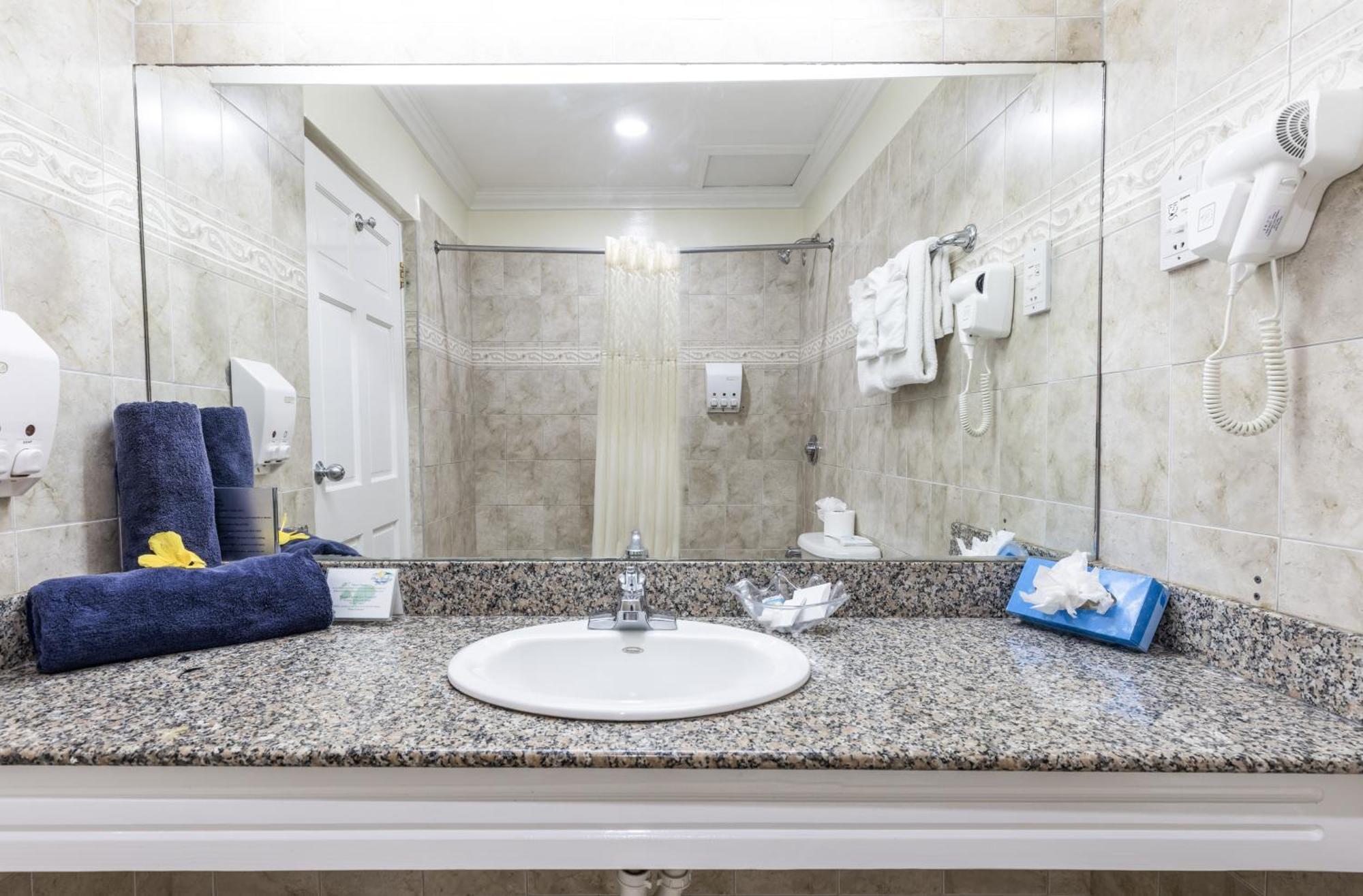 Bay Gardens Hotel Гроз-Иле Экстерьер фото